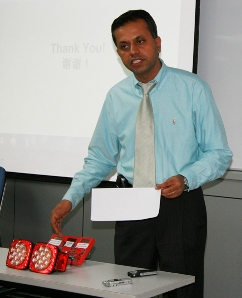 Asif Jakwani现场演示分别采用电阻型驱动器和线性恒流稳压器的汽车组合LED尾灯方案