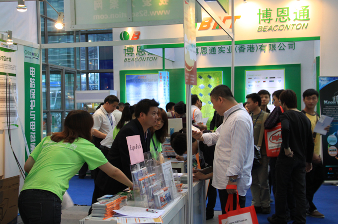 EP工作人员向观众介绍Expo Pack