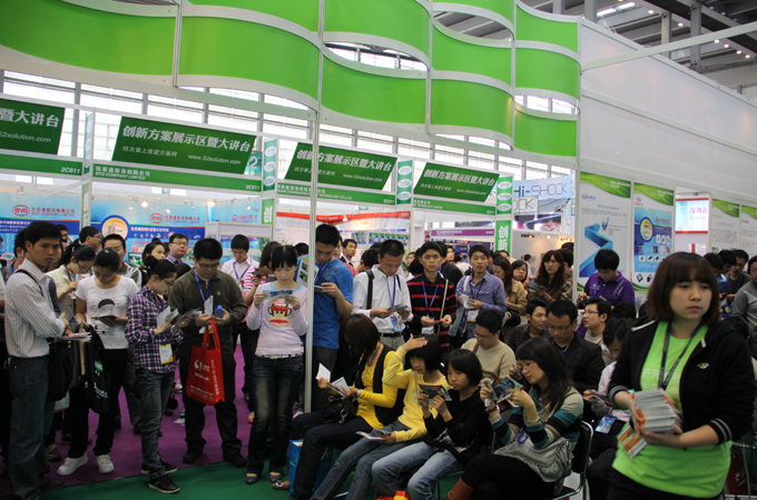创新方案展示区观众认真查看EP场景图之一