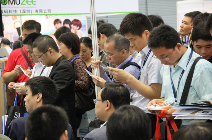 创新方案展示区观众认真查看EP场景图之二