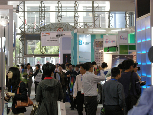 EP girl向观众派发Expo Pack