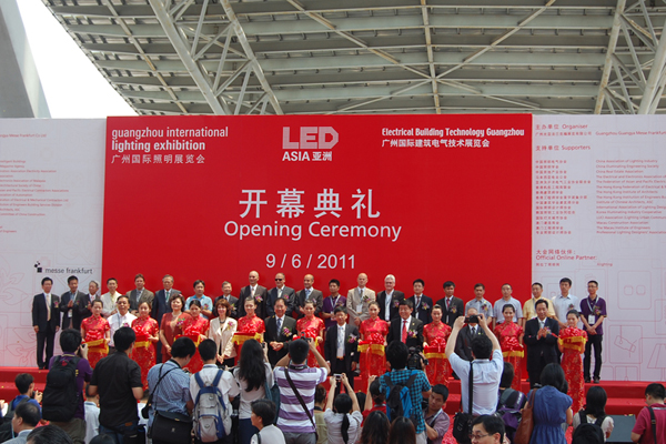 EP girl向观众派发Expo Pack