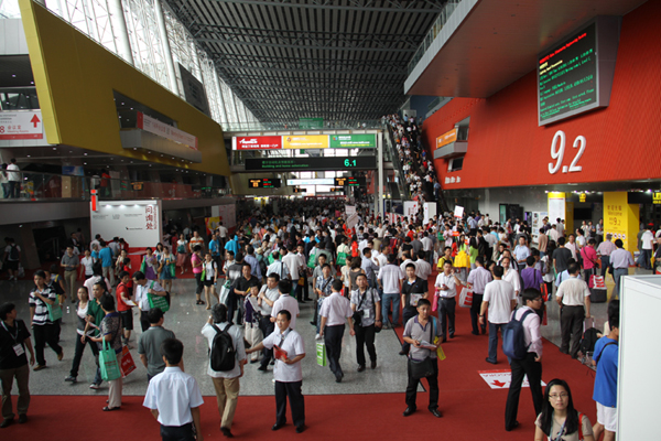 EP girl向观众派发Expo Pack