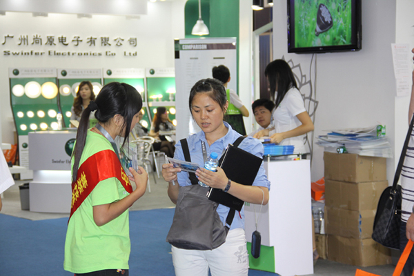 Digi girl向观众派发Expo Pack