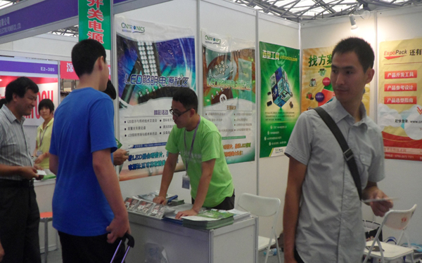 Digi girl向观众派发Expo Pack