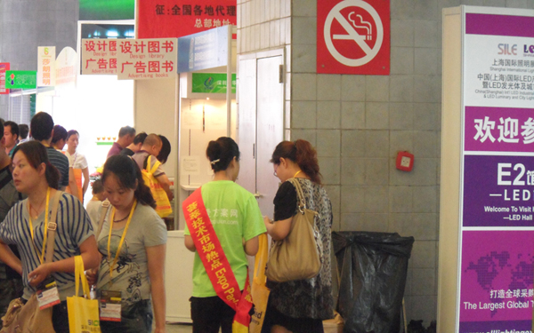  EP工作人员向观众派发Expo Pack