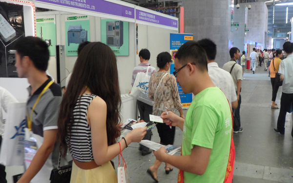 EP工作人员向观众介绍Expo Pack