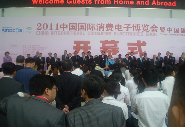 EP girl向观众派发Expo Pack