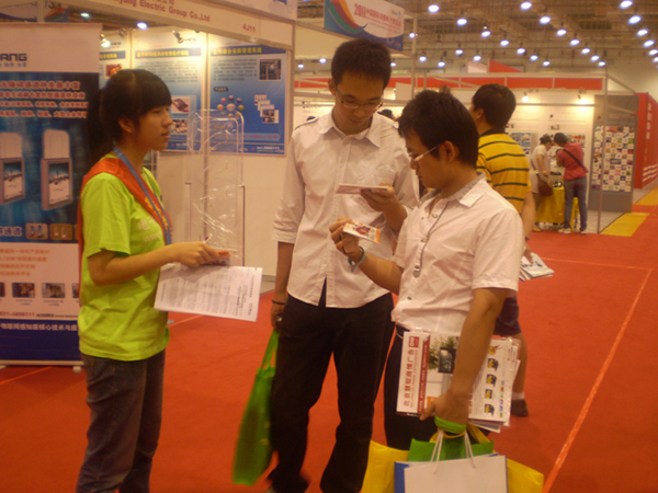 EP工作人员指导观众填写EP查询表