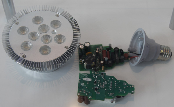  图2. 使用PI LinkSwitch-PH设计的功率因数大于0.9的14W LED驱动电路方案