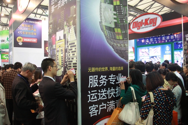 图2 桌前均是排队人群，观众靠墙填写Digi-Key小卡片