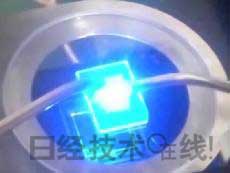   发光试验中的LED元件?；宄叽纾?cm见方，元件尺寸：0.3mm见方，注入电流：约200mA，中心波长：450nm 