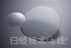 GaN晶圆。左为2英寸产品，右为4英寸产品