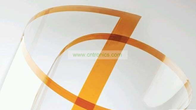 将Willow Glass卷成圆筒状。