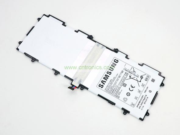 取出电池前要把周围的带状电缆先拔出来，这个比较容易。Galaxy Note 10.1的电池容量为7000mAh,3.7V，预计续航时间8小时左右，重约136克，占据了整体重量的23%。不过为了减少机身厚度，电池做得很薄。
