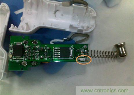 使用AEM-1206HI 2.5A贴片保险丝，布局简单