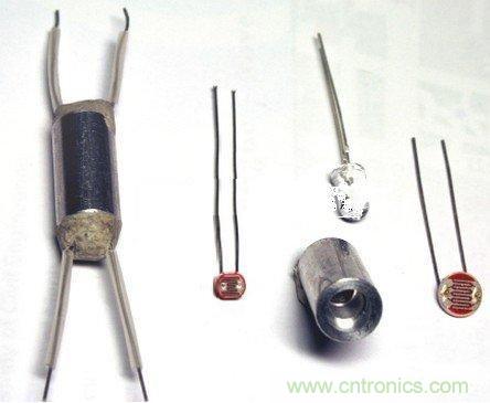 图1：带有HB LED和光敏电阻的金属管构成了光耦合器（左）