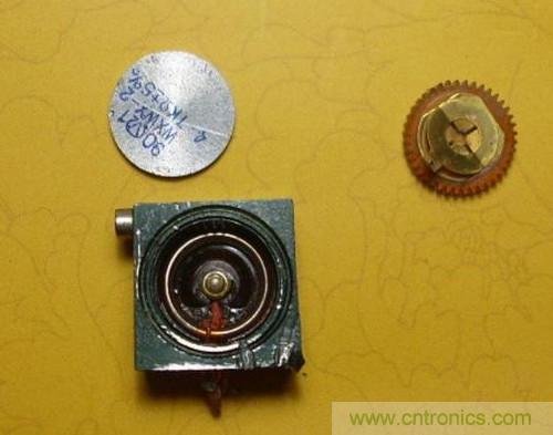 打开可调电阻上面的铝盖，取出动臂