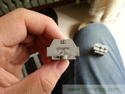 手工打造太阳能充电照明系统:点亮LED给手机充电