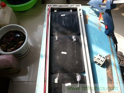 手工打造太阳能充电照明系统:点亮LED给手机充电