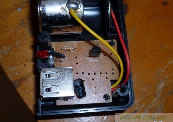 空荡荡的小板上就一个7805 