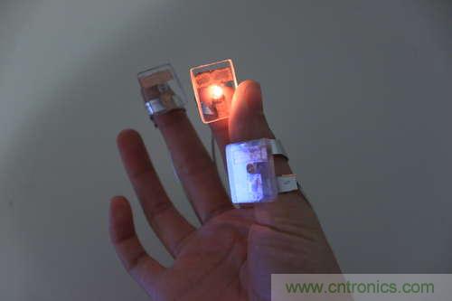 LED多点触控手套DIY：把各部分焊接起来，测试