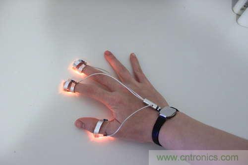 LED多点触控手套DIY：把各部分焊接起来，测试