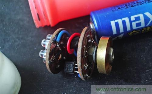 DIY小手电:纯手工刻板改造5号电池小手电