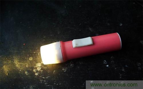 DIY小手电:纯手工刻板改造5号电池小手电