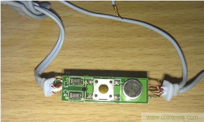 正面，好像是极性电容，一个按键，一个麦克：