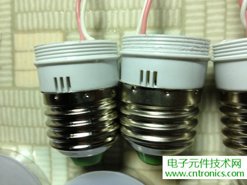 两款LED灯泡拆解对比