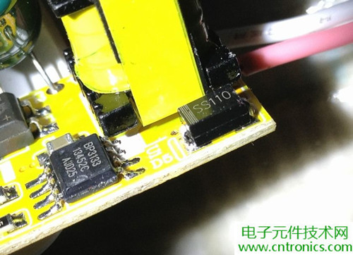 两款LED灯泡拆解对比
