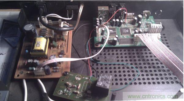 加了个继电器，两个三极管，五个电阻和一个二极管(三极管把解码板的小信号进行了两级放大,电阻是偏置作用)。