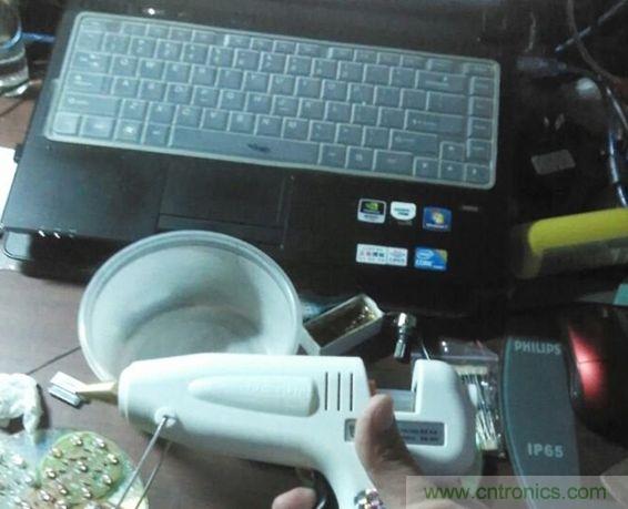 用热胶枪把光盘和碗粘结