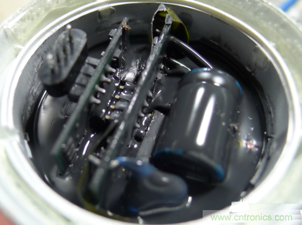 Hue 底座内部（注散热胶的内核）长时间使用几乎无明显发热