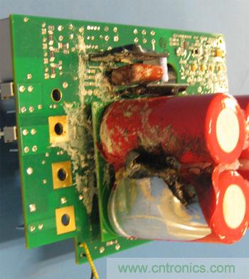 由于元件选择不当致使电路中流过相当大的电流或电压将有可能发生像这个烧过的电容这样的损坏。