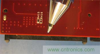 连接器边缘稍突出于电路板的边缘