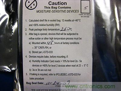 元器件的MSL标签，上面写有敏感度等级5以及密封日期和烘烤指南