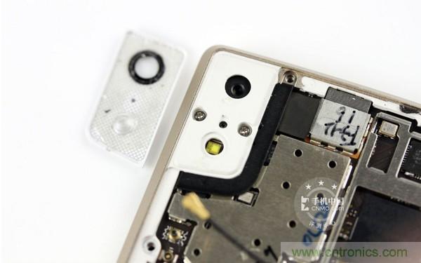 摄像头下藏有两枚螺丝