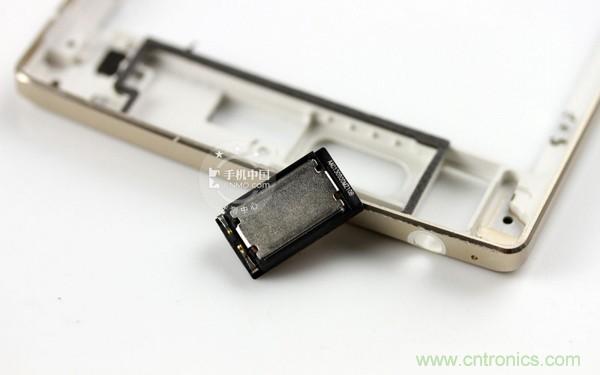 机身背部的扬声器模块