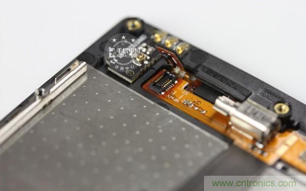 另一端与小主板相连