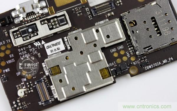 主板背面的屏蔽罩和防水贴