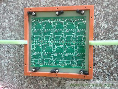 治具放入已贴片PCB的背面