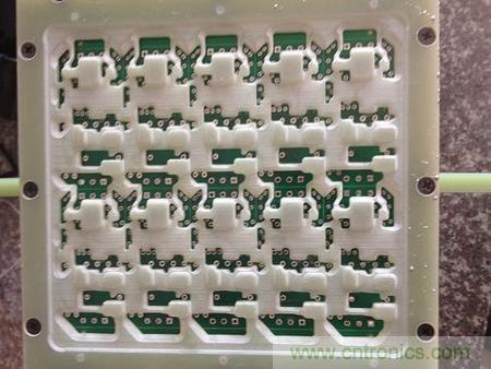 治具放入已贴片PCB的底面