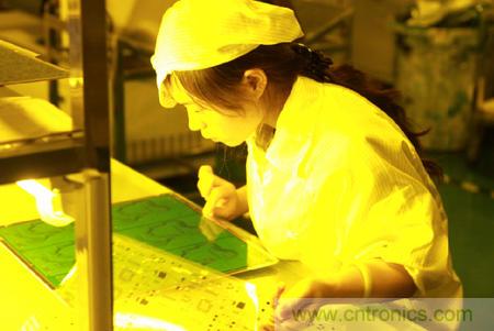 工厂工人心无旁骛地工作