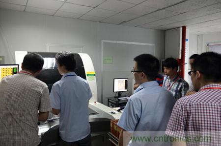 众人观看AOI设备作业