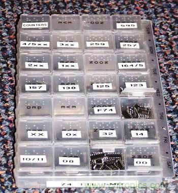 用药盒来放细小的零件最适合