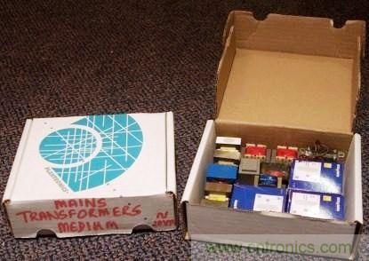 适合存放较大尺寸零件的小纸箱