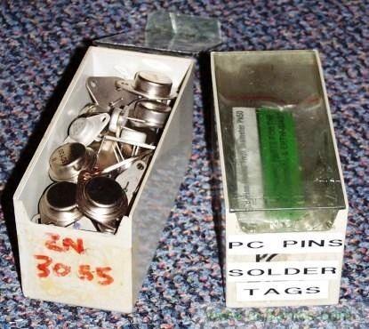 原本是装医疗用具的塑胶盒，也很适合收纳电子零件