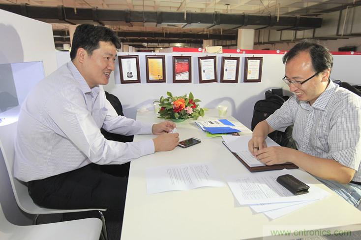 左一，Molex高级地区营业经理王中